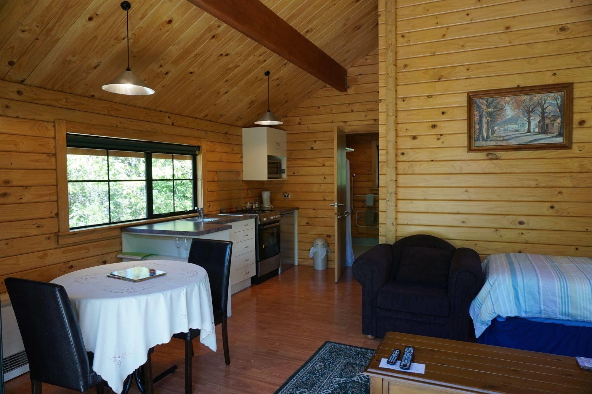 Central Chalets Ltd 알렉산드라 외부 사진